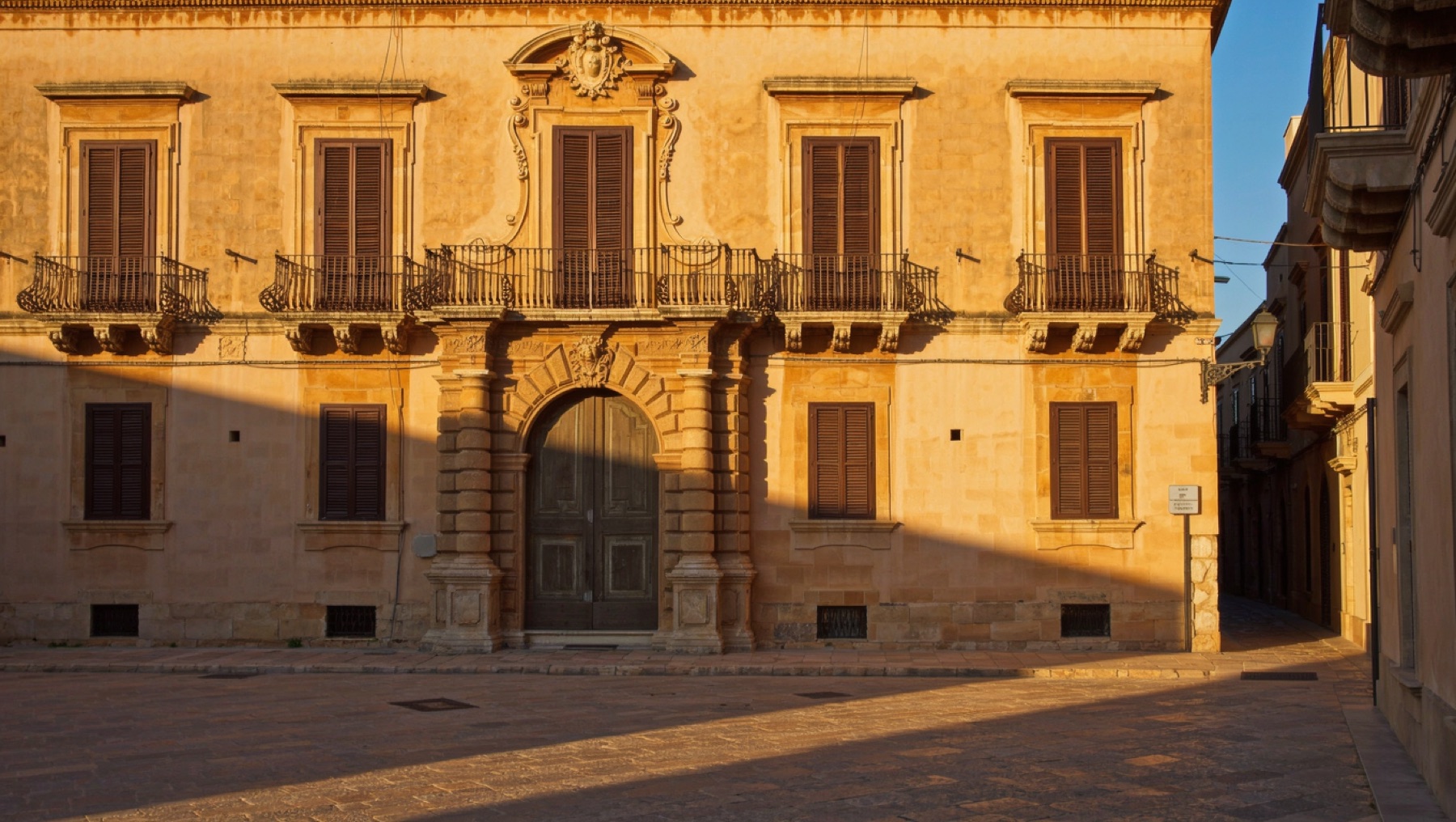 A piano nobile above the corso, behind a stone door